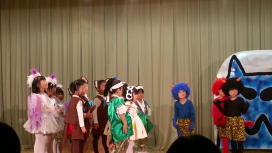劇 桃太郎 ４歳児 キジの衣装が珍しいテイスト こどもっと 子育て 保育のための手遊び 体操共有サイト