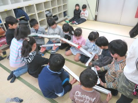保育 ボール流しリレー 室内遊び コースを繋げてゴールを目指せ こどもっと 子育て 保育のための手遊び 体操共有サイト